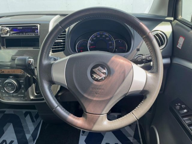 �C���e���A�ɍ��킹���f�U�C���̃X�e�A�����O�́A�^�]�������̂��Ƃ��l���A�^�]���₷���`��A�傫���ł��B�����x�A���ۂɐG���Ă��m���߂��������B