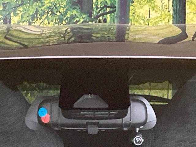 【トヨタセーフティセンス】走行中に前方の車両等を認識し、衝突しそうな時は警報とブレーキで衝突回避と被害軽減をアシスト。より安全にドライブをお楽しみいただけます。