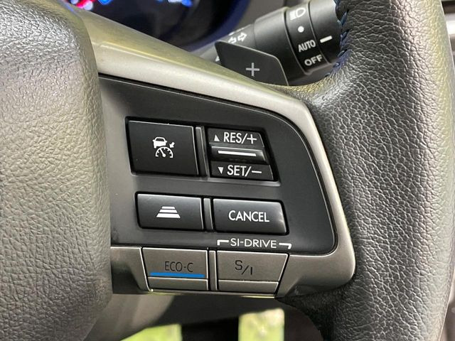 【全車速追従機能付クルーズコントロール】高速道路での長距離走行が楽に!!自動で速度を保つクルーズコントロールが、衝突軽減システムと連携し、前方の車両を感知して車間を保つように速度調節してくれます!!