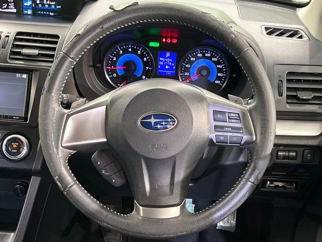 �C���e���A�ɍ��킹���f�U�C���̃X�e�A�����O�́A�^�]�������̂��Ƃ��l���A�^�]���₷���`��A�傫���ł��B�����x�A���ۂɐG���Ă��m���߂��������B