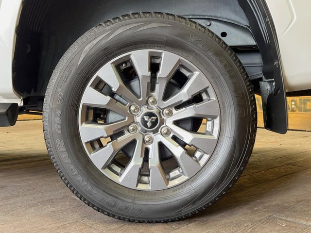 �y����18�C���`�A���~�z�C�[���z�O�ςɃ}�b�`���������A���~�z�C�[���𑕒����Ă���܂��B�e��ЊO�A���~�z�C�[����A�X�^�b�h���X�^�C�����戵�����Ă���܂��B���񂲑��k����������