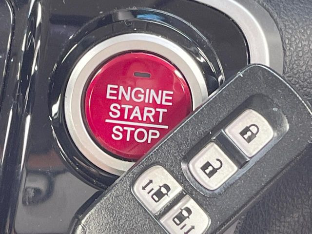 【Hondaスマートキー】カバンやポケットに入れたままでもドアの施錠・解錠が可能なスマートキーを装備。エンジンのオン・オフ時もカギを取り出す必要が無いからとっても便利です♪