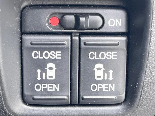 【両側パワースライドドア】スマートキーや運転席のスイッチで後席両側スライドドアの開閉が可能♪電動だから力を入れてドアを開ける必要が無く、小さなお子様でも簡単に開け閉めでき快適です♪