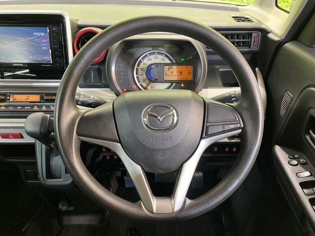 �C���e���A�ɍ��킹���f�U�C���̃X�e�A�����O�́A�^�]�������̂��Ƃ��l���A�^�]���₷���`��A�傫���ł��B�����x�A���ۂɐG���Ă��m���߂��������B