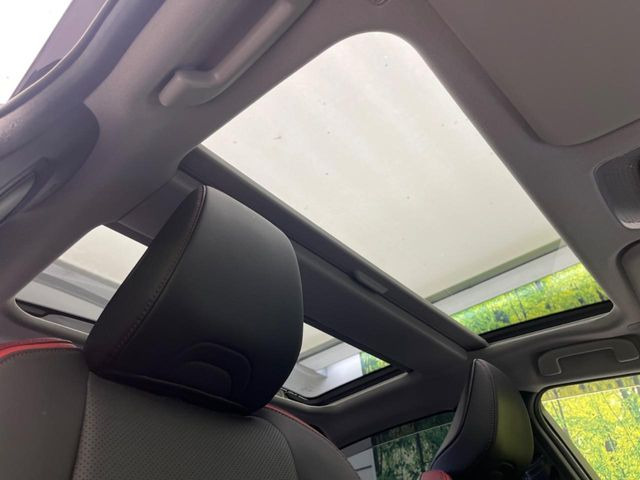 【ガラスルーフ】ガラスルーフ搭載で車内の解放感が一気にアップ!開放的なドライブをお楽しみいただけます。