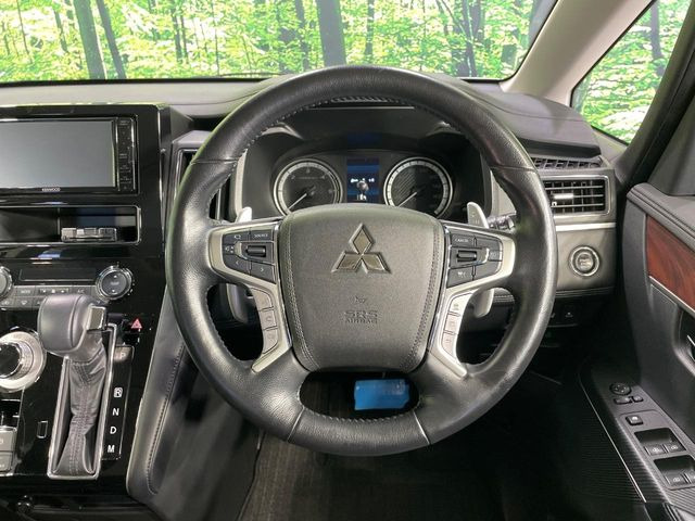 インテリアに合わせたデザインのステアリングは、運転される方のことも考え、運転しやすい形状、大きさです。是非一度、実際に触ってお確かめください。