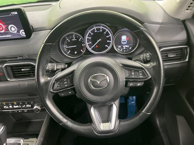 �C���e���A�ɍ��킹���f�U�C���̃X�e�A�����O�́A�^�]�������̂��Ƃ��l���A�^�]���₷���`��A�傫���ł��B�����x�A���ۂɐG���Ă��m���߂��������B