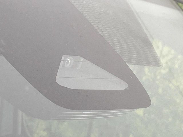 【トヨタセーフティセンス】走行中に前方の車両等を認識し、衝突しそうな時は警報とブレーキで衝突回避と被害軽減をアシスト。より安全にドライブをお楽しみいただけます。