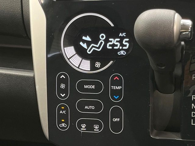 【オートエアコン】一度お好みの温度に設定すれば、車内の温度を検知し風量や温度を自動で調整。暑い&hellip;寒い&hellip;と何度もスイッチ操作をする必要はありません。快適な車内空間には必須の機能ですね♪