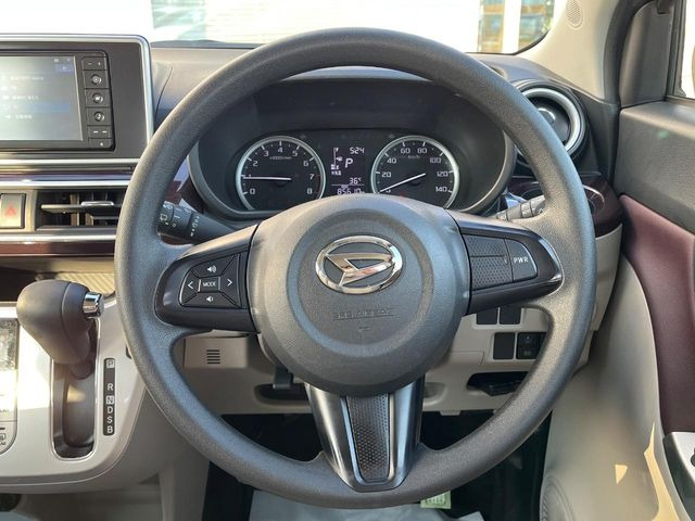 �C���e���A�ɍ��킹���f�U�C���̃X�e�A�����O�́A�^�]�������̂��Ƃ��l���A�^�]���₷���`��A�傫���ł��B�����x�A���ۂɐG���Ă��m���߂��������B