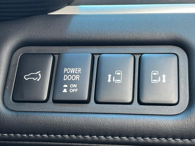 【両側パワースライドドア】スマートキーや運転席のスイッチで後席両側スライドドアの開閉が可能♪電動だから力を入れてドアを開ける必要が無く、小さなお子様でも簡単に開け閉めでき快適です♪