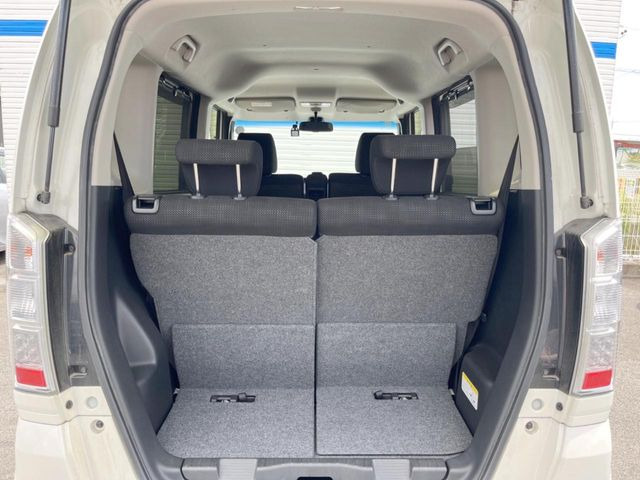 普段のお買い物や通勤、送迎等に十分な荷室スペースを確保しております。セカンドシートを倒すと、大きな荷物の積載も可能です♪
