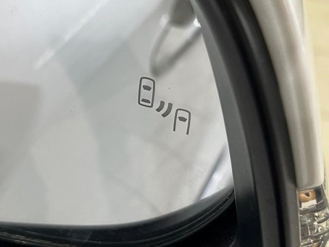 【ブラインドスポットモニター】走行中、ドアミラーの死角になりやすい箇所に後続車が接近するとサイドミラーのレンズに警告を表示!ドライバーに注意喚起をしてくれます。