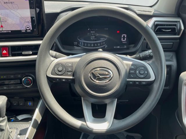 �C���e���A�ɍ��킹���f�U�C���̃X�e�A�����O�́A�^�]�������̂��Ƃ��l���A�^�]���₷���`��A�傫���ł��B�����x�A���ۂɐG���Ă��m���߂��������B