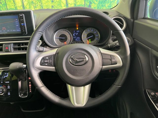�C���e���A�ɍ��킹���f�U�C���̃X�e�A�����O�́A�^�]�������̂��Ƃ��l���A�^�]���₷���`��A�傫���ł��B�����x�A���ۂɐG���Ă��m���߂��������B