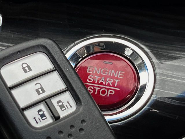 【Hondaスマートキー】カバンやポケットに入れたままでもドアの施錠・解錠が可能なスマートキーを装備。エンジンのオン・オフ時もカギを取り出す必要が無いからとっても便利です♪