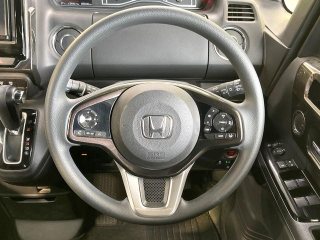 【ステアリングスイッチ】運転中、前方から目線をそらすことなく、オーディオ等の操作が可能な便利機能!安心&快適なドライブを演出してくれます♪