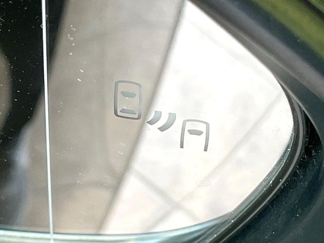 【ブラインドスポットモニター】走行中、ドアミラーの死角になりやすい箇所に後続車が接近するとサイドミラーのレンズに警告を表示!ドライバーに注意喚起をしてくれます。