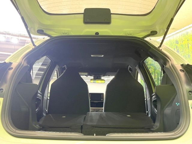 積み下ろしのしやすいデッキにはたっぷりと荷物を積み込んでいただけます。遊びから仕事まで、様々なシーンで頼れます♪