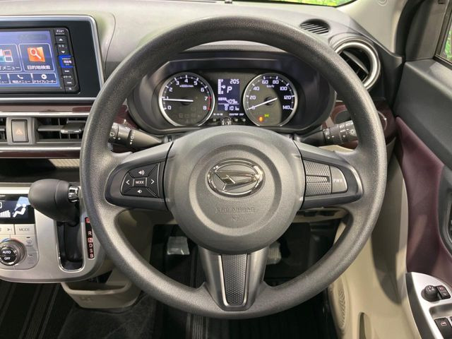 �C���e���A�ɍ��킹���f�U�C���̃X�e�A�����O�́A�^�]�������̂��Ƃ��l���A�^�]���₷���`��A�傫���ł��B�����x�A���ۂɐG���Ă��m���߂��������B