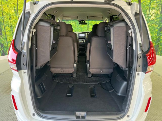 普段のお買い物や通勤、送迎等に十分な荷室スペースを確保しております。3列目を跳ね上げると、大きな荷物の積載も可能です♪