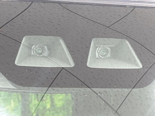 【スマートアシスト】走行中に前方の車両等を認識し、衝突しそうな時は警報とブレーキで衝突回避と被害軽減をアシスト。より安全にドライブをお楽しみいただけます。