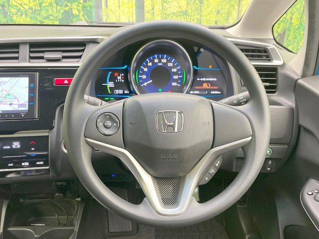 �C���e���A�ɍ��킹���f�U�C���̃X�e�A�����O�́A�^�]�������̂��Ƃ��l���A�^�]���₷���`��A�傫���ł��B�����x�A���ۂɐG���Ă��m���߂��������B