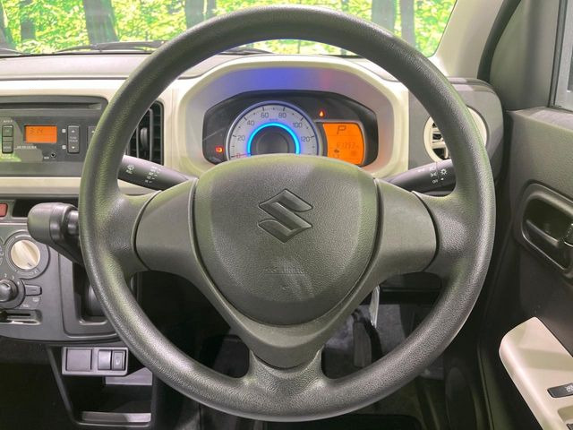 �C���e���A�ɍ��킹���f�U�C���̃X�e�A�����O�́A�^�]�������̂��Ƃ��l���A�^�]���₷���`��A�傫���ł��B�����x�A���ۂɐG���Ă��m���߂��������B