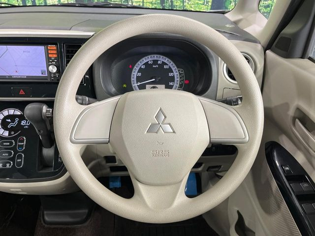 �C���e���A�ɍ��킹���f�U�C���̃X�e�A�����O�́A�^�]�������̂��Ƃ��l���A�^�]���₷���`��A�傫���ł��B�����x�A���ۂɐG���Ă��m���߂��������B
