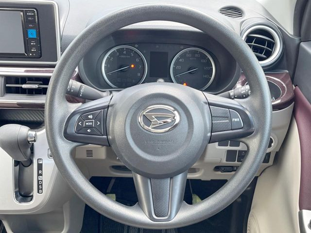�C���e���A�ɍ��킹���f�U�C���̃X�e�A�����O�́A�^�]�������̂��Ƃ��l���A�^�]���₷���`��A�傫���ł��B�����x�A���ۂɐG���Ă��m���߂��������B