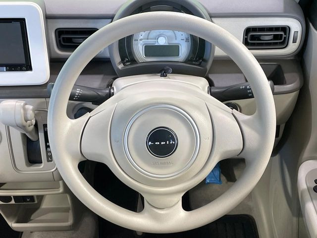 �C���e���A�ɍ��킹���f�U�C���̃X�e�A�����O�́A�^�]�������̂��Ƃ��l���A�^�]���₷���`��A�傫���ł��B�����x�A���ۂɐG���Ă��m���߂��������B