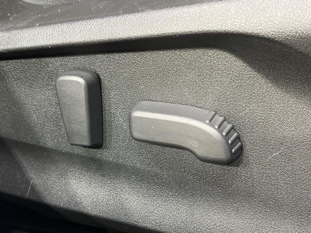 【パワーシート】スイッチ一つで簡単にシートの微調整が可能!電動だから力もいりません!快適なシートポジションにセットして、快適なドライブをお楽しみください。