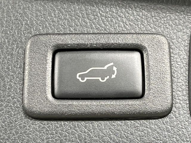 【パワーバックドア】スマートキーや運転席のボタンを押すだけでリアゲートが自動で開閉します!荷物を持っている時や、高い位置にあるバックドアを閉める際に便利な機能です♪