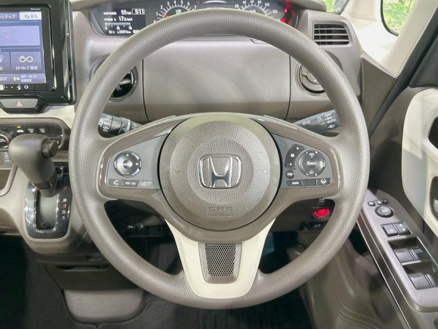 インテリアに合わせたデザインのステアリングは、運転される方のことも考え、運転しやすい形状、大きさです。是非一度、実際に触ってお確かめください。