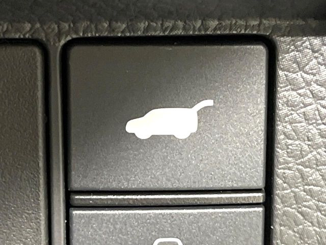 【パワーバックドア】スマートキーや運転席のボタンを押すだけでリアゲートが自動で開閉します!荷物を持っている時や、高い位置にあるバックドアを閉める際に便利な機能です♪
