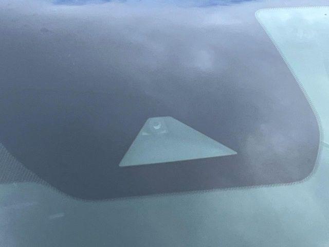 【エマージェンシーブレーキ】走行中に前方の車両等を認識し、衝突しそうな時は警報とブレーキで衝突回避と被害軽減をアシスト。より安全にドライブをお楽しみいただけます。