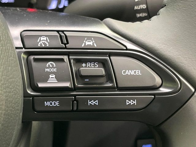 【レーダークルーズコントロール】高速道路での長距離走行が楽に!!自動で速度を保つクルーズコントロールが、衝突軽減システムと連携し、前方の車両を感知して車間を保つように速度調節してくれます!!
