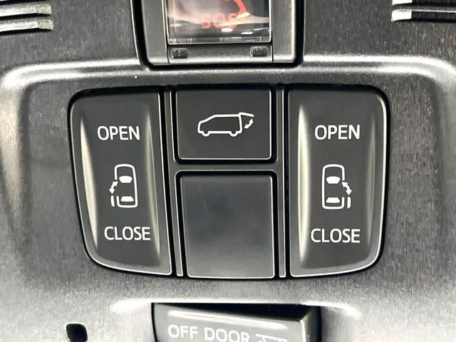 【両側パワースライドドア】スマートキーや運転席のスイッチで後席両側スライドドアの開閉が可能♪電動だから力を入れてドアを開ける必要が無く、小さなお子様でも簡単に開け閉めでき快適です♪