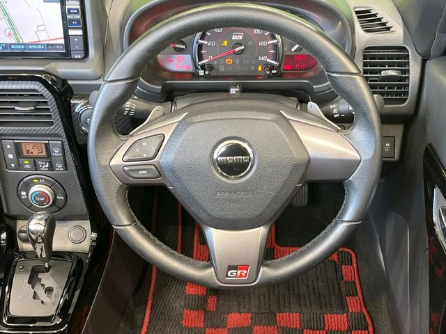 �C���e���A�ɍ��킹���f�U�C���̃X�e�A�����O�́A�^�]�������̂��Ƃ��l���A�^�]���₷���`��A�傫���ł��B�����x�A���ۂɐG���Ă��m���߂��������B