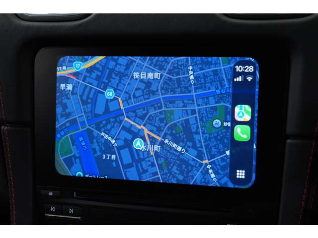 �A�b�v���J�[�v���C���ڂ���Ă���A�g�����ꂽiPhone�̃i�r�≹�y�A�v�������̂܂܎Ԃ̃f�B�X�v���C�ő��삵�Ă��������܂��B