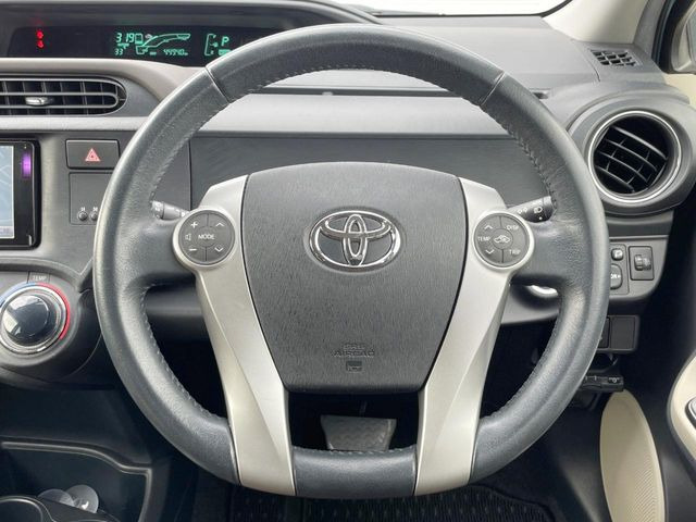 �C���e���A�ɍ��킹���f�U�C���̃X�e�A�����O�́A�^�]�������̂��Ƃ��l���A�^�]���₷���`��A�傫���ł��B�����x�A���ۂɐG���Ă��m���߂��������B