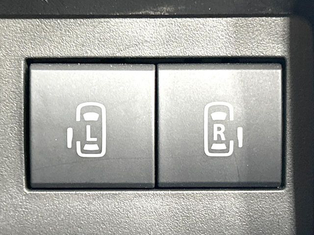 【両側パワースライドドア】スマートキーや運転席のスイッチで後席両側スライドドアの開閉が可能♪電動だから力を入れてドアを開ける必要が無く、小さなお子様でも簡単に開け閉めでき快適です♪