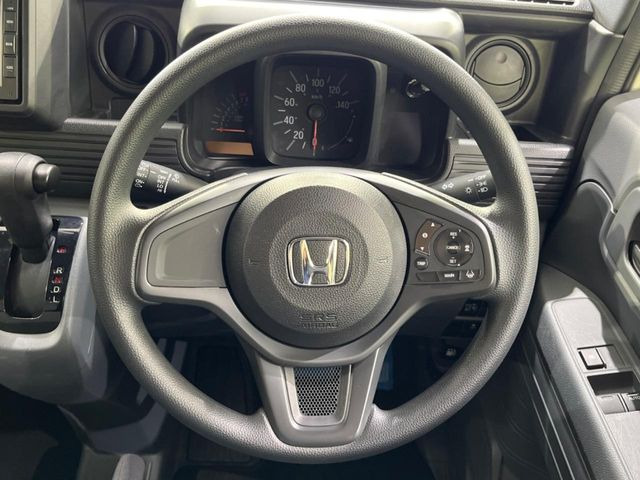 �C���e���A�ɍ��킹���f�U�C���̃X�e�A�����O�́A�^�]�������̂��Ƃ��l���A�^�]���₷���`��A�傫���ł��B�����x�A���ۂɐG���Ă��m���߂��������B