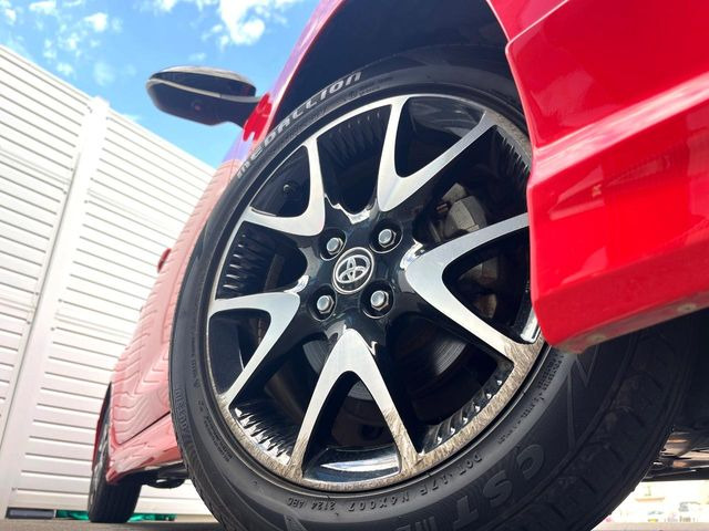 �y����16�C���`�A���~�z�C�[���z�O�ςɃ}�b�`���������A���~�z�C�[���𑕒����Ă���܂��B�e��ЊO�A���~�z�C�[����A�X�^�b�h���X�^�C�����戵�����Ă���܂��B���񂲑��k����������