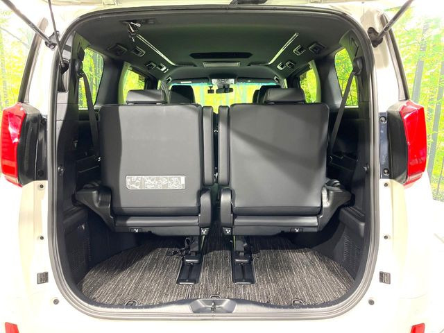 普段のお買い物や通勤、送迎等に十分な荷室スペースを確保しております。サードシートを倒すと、大きな荷物の積載も可能です♪
