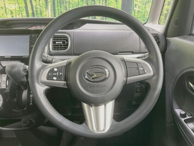 インテリアに合わせたデザインのステアリングは、運転される方のことも考え、運転しやすい形状、大きさです。是非一度、実際に触ってお確かめください。