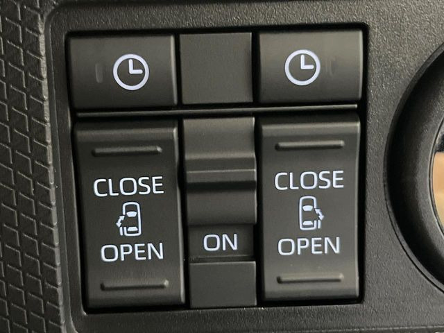 【両側スライドドア】駐車場で隣の車との間隔が狭く乗りにくい時、スライドドアなら安心!ドアオープン時も幅を取らず、開口部が広いので乗り降りがとっても簡単です。大きな荷物の出し入れも後席から可能♪
