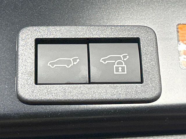 【パワーバックドア】スマートキーや運転席のボタンを押すだけでリアゲートが自動で開閉します!荷物を持っている時や、高い位置にあるバックドアを閉める際に便利な機能です♪