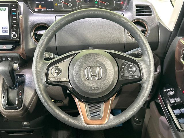 インテリアに合わせたデザインのステアリングは、運転される方のことも考え、運転しやすい形状、大きさです。是非一度、実際に触ってお確かめください。