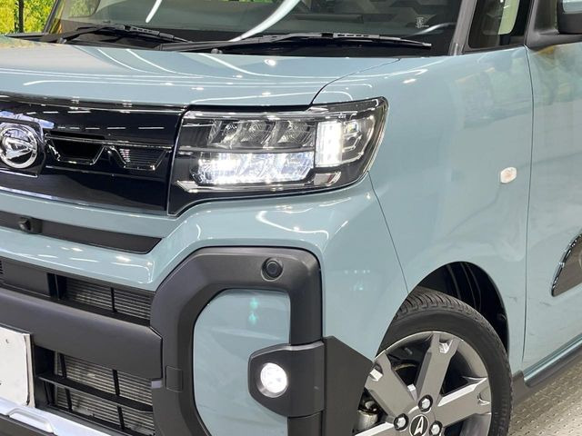 【LEDヘッドライト】悪天候や夜間走行時も良好な視界を確保し安心して運転できる高輝度LEDヘッドライトを装備!点灯速度が早く、消費電力も抑えられています。